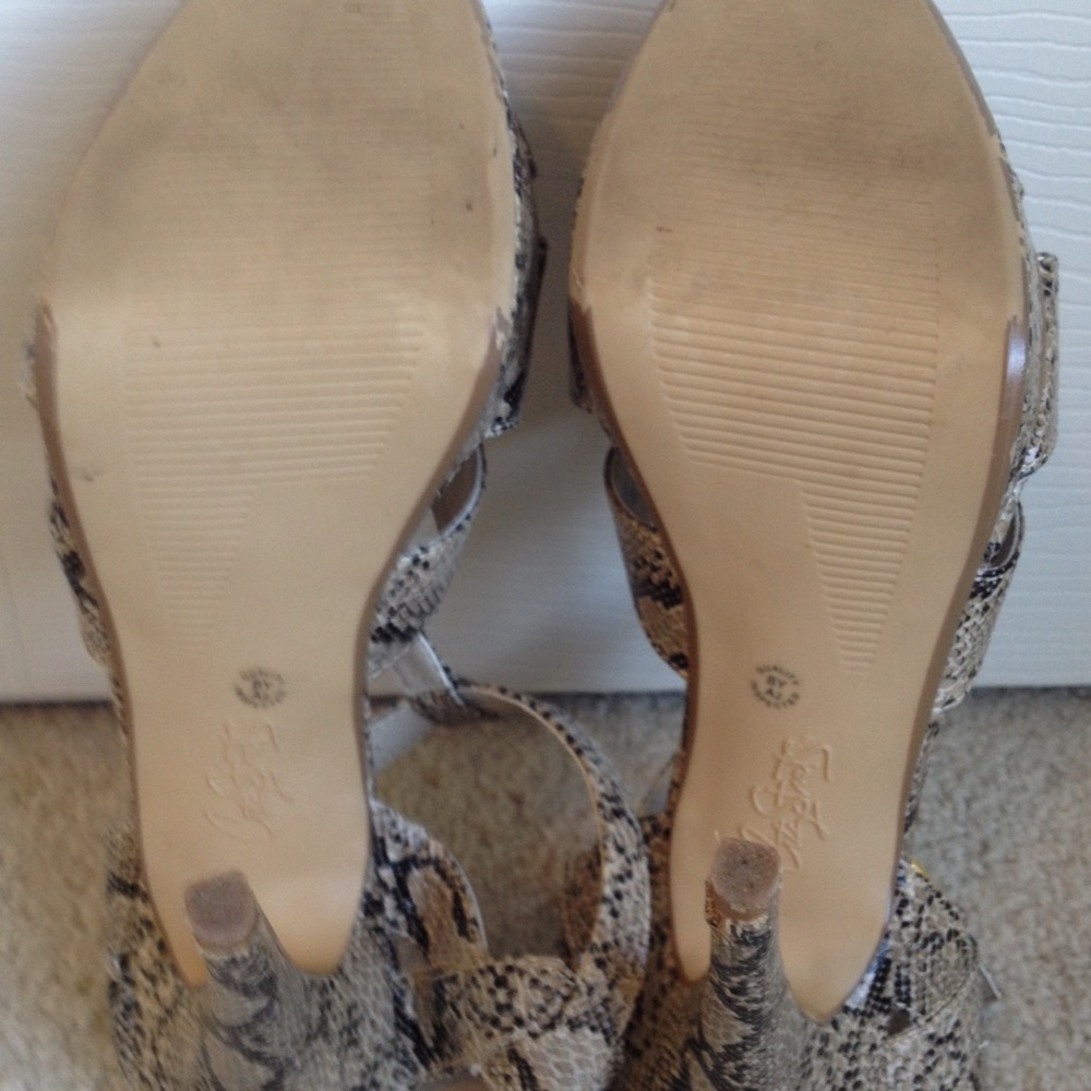 Snake Skin Pattern Pumps - Picture 3 of 4